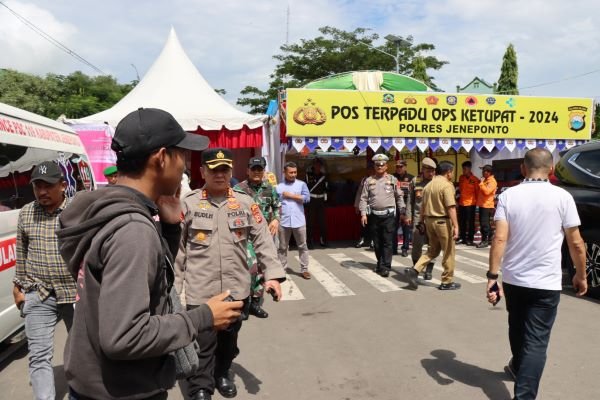 Kapolres Jeneponto Bersama Pj Bupati Tinjau Pospam Ketupat