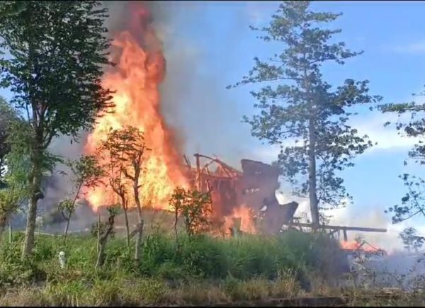 Ditinggal Pemiliknya, 1 Rumah Warga di Kelara Jeneponto Terbakar