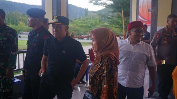 Pj Bupati Bone Pimpin Misi Kemanusian, Salurkan Bantuan untuk Korban Banjir