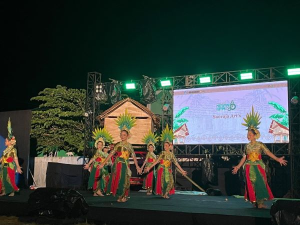 Mengenal Tari Songko'na To Bone yang Menceritakan Pembuatan Peci dari Lontar