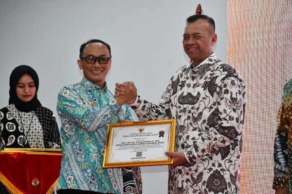 Sukseskan Pemilu 2024, Prof Zudan Serahkan Penghargaan kepada Sejumlah Instansi