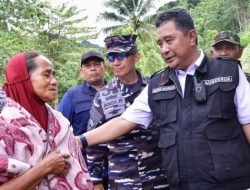 Tembus Titik Longsor Kadundung, Pj Gubernur Pastikan Ketersediaan Pangan Korban Bencana