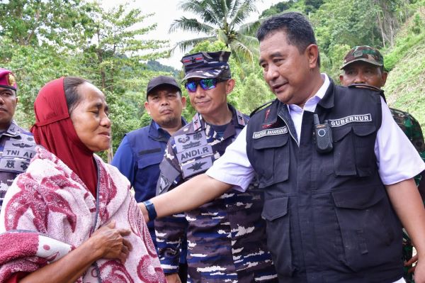 Tembus Titik Longsor Kadundung, Pj Gubernur Pastikan Ketersediaan Pangan Korban Bencana