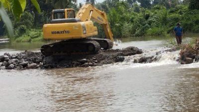 Kembali Jebol, Eskavator Andi Utta Perbaiki Mercu Bendungan Balangtikeke Ujungloe
