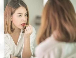 Sering Coba Tester Lipstik? Ini Bahaya yang Mengintai