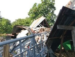 Tower Diskominfo Jeneponto Roboh, 2 Rumah Warga Dilaporkan Rusak Parah