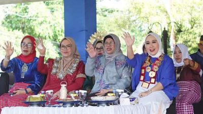 Peringatan Hardiknas di Mamuju, Peserta Memakai Baju Adat