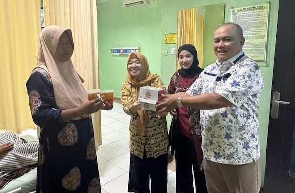 RSUD H Andi Sulthan Dg Radja Bulukumba Bagikan Takjil Kepada Keluarga Pasien