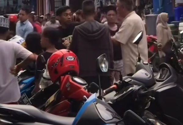 Aksi Heroik, Personel Polsek Mamuju Selamatkan Pelaku Pencurian dari Amukan Massa