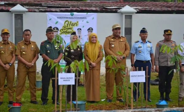 Bupati Maros Tanam 100 Ribu Pohon