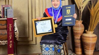 Redpel KabarMakassar Ardiyanti Menjadi Lulusan Terbaik Pascsarjana Unifa