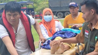 Nakes Sulsel Jalan Kaki Layani Korban Banjir di Titik Terisolir Latimojong