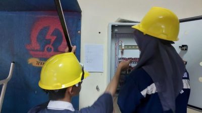 Praktik Bersama Praktisi, Teknik Listrik Poltekbos Siapkan Mahasiswa Kreatif dan Terampil