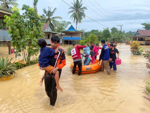 PMI Turunkan Relawan Evakuasi Korban Banjir dan Longsor di Sulsel