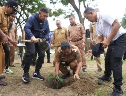 Pj Gubernur Sulbar, Tanam Sukun di Tiga Kantor yang Berbeda