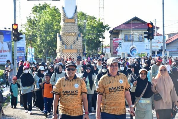 PJ Bupati Sinjai Lepas Ribuan Peserta Jalan Sehat Hardiknas