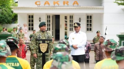 Pj Gubernur-Pangdiv 3 Kostrad Lepas 10 Truk Bantuan Bencana ke Luwu