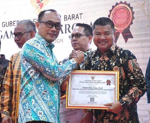 Bekerja Maksimal, Pj Gubernur Beri Penghargaan Kepada OPD Pemprov Sulbar