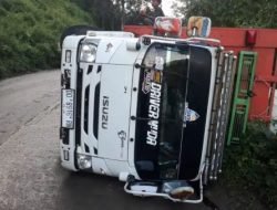 Truk Pengangkut Dedak Terbalik di Bukit Kemiri Maros