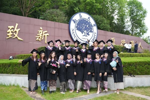 19 Mahasiswa Unhas Wisuda di Nanchang University China