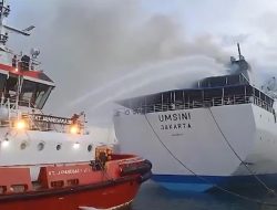 Kapal Tunda Pelindo Responsif Bantu Padamkan Kebakaran KM Umsini di Makassar