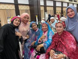Tiba di Makassar, Ratusan Jemaah Kloter 1 Kenakan Pakaian Haji Khas Bugis