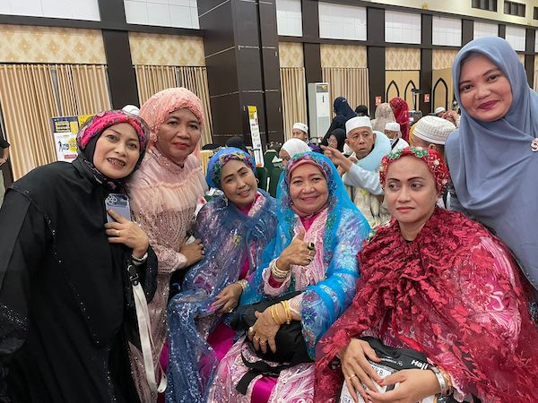 Tiba di Makassar, Ratusan Jemaah Kloter 1 Kenakan Pakaian Haji Khas Bugis