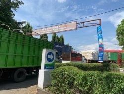 Antrian Kendaraan Pengguna Solar di SPBU Ballu-Ballu Maros Sebabkan Kemacetan