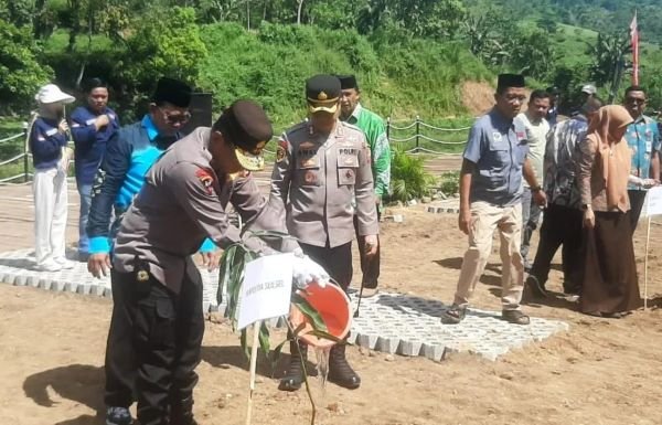 Hari Lingkungan Hidup, Kapolda Sulsel Tanam Bibit Pohon di Maros