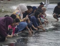Edukasi Masyarakat, Pengelola Wisata Pantai Landi Lakukan Pelepasan Tukik