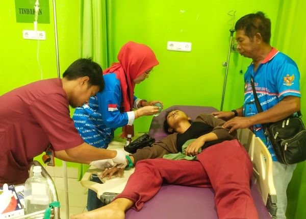 Pingsan Saat Urus KTP, Dinas Dukcapil Jeneponto Sigap Bawa Warga ke RS