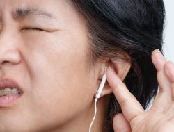 Hati-Hati! Terlalu Lama Memakai Headset Bisa Berbahaya