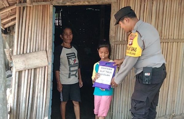 Bhabinkamtibmas Polsek Kalukku Serahkan Bantuan Kelengkapan Sekolah Kepada Anak Kurang Mampu