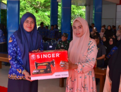 Pemkab Maros Serahkan Bantuan Mesin Jahit ke Warga