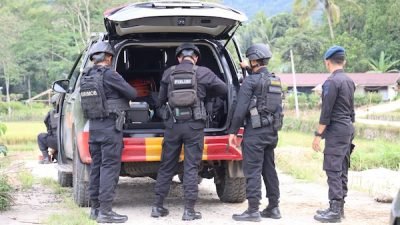 Tim Jibom Brimob Polda Sulsel Musnahkan Granat Temuan Warga di Tator