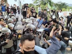 Unjuk Rasa di Mamuju Ricuh, 1 Polisi Kena Pukulan