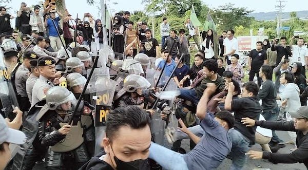 Unjuk Rasa di Mamuju Ricuh, 1 Polisi Kena Pukulan