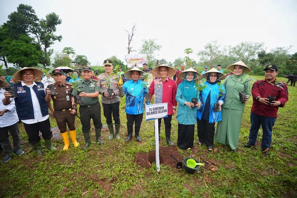 Pj Gubernur Sulsel Serahkan Bantuan Bibit Pohon di Bantaeng
