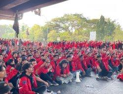 Kawal Putusan MK, Ratusan Mahasiswa Unhas Merahkan Makassar