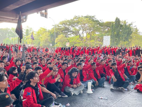 Kawal Putusan MK, Ratusan Mahasiswa Unhas Merahkan Makassar