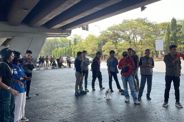 Massa Demonstrasi Kawal Putusan MK di Makassar Mulai Padati Titik Aksi