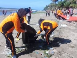 Sambut HUT Polwan Ke-76, Polres Jeneponto Bergotong Royong Bersihkan Sampah di Pantai