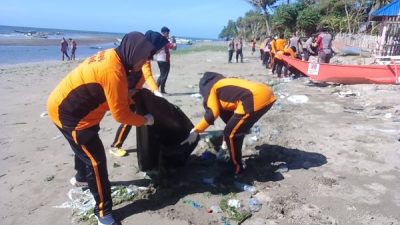 Sambut HUT Polwan Ke-76, Polres Jeneponto Bergotong Royong Bersihkan Sampah di Pantai