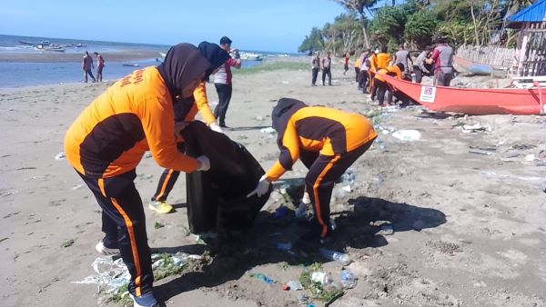 Sambut HUT Polwan Ke-76, Polres Jeneponto Bergotong Royong Bersihkan Sampah di Pantai