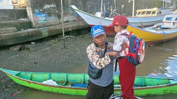Satpolair Polres Sinjai Pastikan Keamanan Siswa di Jalur Penyebrangan Sungai