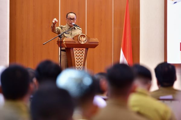 Pj Gubernur Sulsel Serahkan SK Pamong Praja Muda Lulusan IPDN