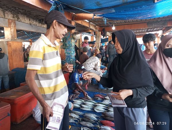 Sosialisasi Pilkada Masuk ke Pelelangan Ikan Paotere Makassar