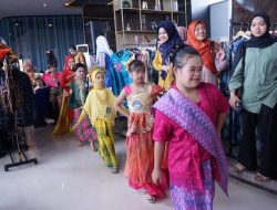 Fashion Show UMKM Fiesta 2024 Perkenalkan Wastra Sulsel Sejak Dini