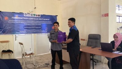Dorong Literasi Digital, Unibos PKM Bina Pengrajin Pinus Maros