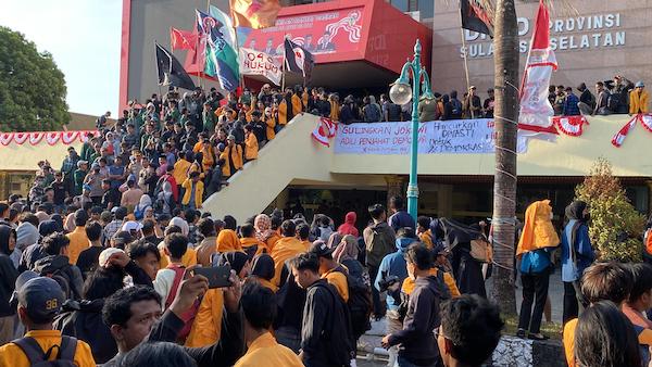 Aksi Unjuk Rasa Tolak Revisi UU Pilkada di Makassar Berjalan Kondusif
